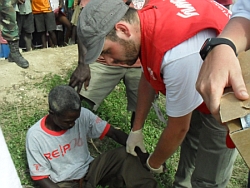 Hilfe in letzter Sekunde: Dieser alte Mann konnte gerade noch rechtzeitig behandelt werden. Foto: humedica/Ruth Bücker