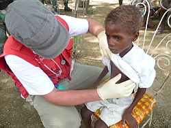 Diesen kleinen Jungen traf das humedica-Team nicht nur unterernährt, sondern auch gefährlich dehydriert an. Foto: humedica/Ruth Bücker
