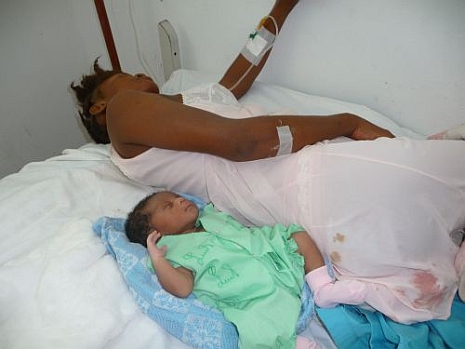 Diesem Baby durfte das humedica-Team mitten im Choleragebiet auf die Welt helfen. Foto: humedica/Irmgard Harms