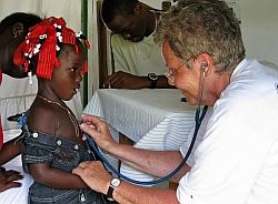 Dr. Irmgard Harms war bereits Mitglied des Ersteinsatzteams nach dem Erdbeben in Haiti, seit mehr als einer Woche kämpft sie gegen die Cholera im Land. Foto: humedica/Archiv Januar 2010