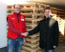 Freuten sich gemeinsam über die gespendeten Holzpaletten für den Transport der Weihnachtspäckchen: humedica-Mitarbeiter Hermann Schäffler (links) und Spender Anton Sailer, jr. Foto: humedica