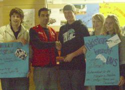 humedica-Mitarbeiter Sven Ramones (2. v. l.) nimmt von den Klassensprechern der 10. Klassen den Erlös der Spendenaktion entgegen. Foto: humedica/Robert Hartmann