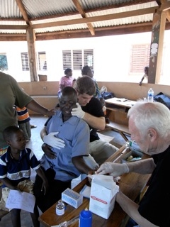 Mehr als 700 Patienten konnte das humedica-Einsatzteam in den ersten Tagen in Benin behandeln. Foto: humedica/Judith Kühl