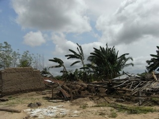 Die Zerstörungen durch Überflutungen sind deutlich sichtbar; und die Regenzeit ist noch nicht vorbei. Foto: humedica/Judith Kühl