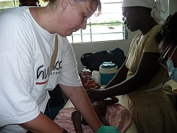 Cholera ist unbekämpft eine lebensgefährliche Bedrohung für alle Menschen; schnell trifft es allerdings immer Kinder, alte und schwache Menschen. Hier bekommt ein Baby in Drouin eine Infusion. Foto: humedica