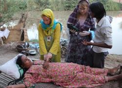 Dr. Petra Kranz-Ries (links), Saskia Hankel und Isaac, einer der zahlreichen pakistanischen Helfer. Foto: humedica/Simon Gelzenleuchter