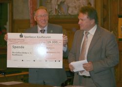 Großes Engagement für Afrika: (von links) Stadtkoordinator Rudolf Schnippe und Oberbürgermeister Stefan Bosse. Foto: humedica/Ruth Bücker