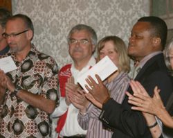 Nahmen dankbar Spenden für ihre Projekte in Afrika entgegen: (von links) Mercy Ships-Geschäftsführer Udo Kronester, humedica-Geschäftsführer Wolfgang Groß, Leiterin der Mercy Ships-PR-Abteilung Doris Rypke, Prof. Dr. Delphin Mehinto. Foto: humedica/Ruth Bücker