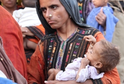 Mit seinen zehn Monaten wiegt der kleine Fasil gerade einmal so viel, wie ein leichtgewichtiges Neugeborenes in Deutschland. Foto: humedica/Simon Gelzenleuchter