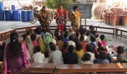Kostenloser Schulunterricht erhöht die Chancen vieler Slumkinder auf ein besseres Leben als Erwachsene. Foto: humedica/Ruth Bücker
