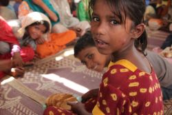 Gemeinsames Essen und Lernen bringt auch für die kleine Sumree wieder etwas Freude in den Alltag der Slumgebiete. Foto: humedica/Ruth Bücker