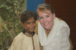 humedica-Koordinatorin Ruth Bücker mit einem ihrer neuen Freunde in Pakistan. Foto: humedica