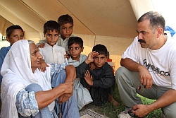 Gul Sanga hat achtzehn Enkel und viel zu erzählen. Foto: humedica/Judith Kühl