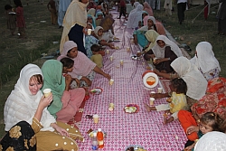 Einladung zum gemeinsamen Essen nach Sonnenuntergang im Flüchtlingscamp. Foto: humedica