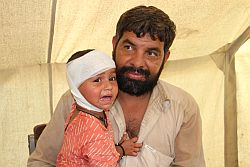 Für diese Menschen bedeutet das humedica-Team oft der einzige Zugang zu medizinischer Hilfe. Foto: humedica/Ruth Bücker