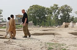 Skurriles Szenaria: Leben zwischen den Toten. Foto: humedica/Ruth Bücker