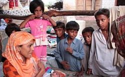 Die stolze Mama eines Babys, dessen Zukunft nicht sicher ist. Foto: humedica