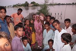 Das Wasser wird noch lange Gesprächsthema in Pakistan bleiben. Foto: humedica/Simon Gelzenleuchter