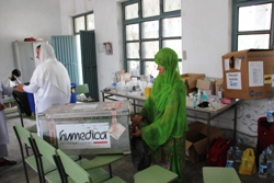 Das Team aus ehrenamtlichen Helfern behandelt mehrere hundert Patienten pro Tag - ohne Ihre Spendengelder wäre das unmöglich. Foto: humedica