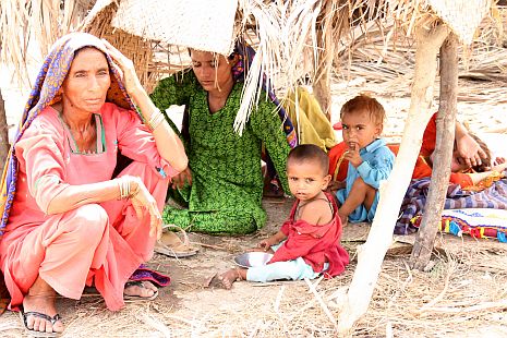 Die Verzweiflung in massiv betroffenen Städten wie Sukkur ist greifbar. Foto: humedica/Simon Gelzenleuchter
