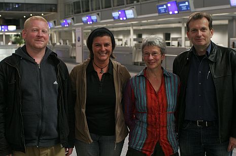 Helfer in Zivil: Dr. Philipp Fischer, Cindy Chielens, Irmgard Römpp und Prof. Dr. Gerhard Trabert kurz vor dem Abflug ins Katastrophengebiet. Foto: humedica/SRI