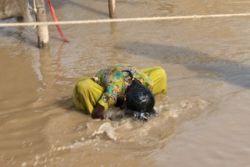 Viele Kinder waschen sich in dem stark verunreinigten Wasser, nicht wenige trinken davon. Foto: humedica/Judith Kühl