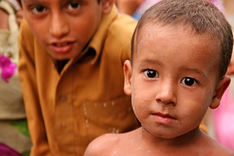 Ein Bild sagt mehr als tausend Worte: Zwei pakistanische Kinder und ein stummer Schrei nach Hilfe. Foto: humedica/Judith Kühl