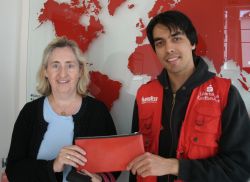 Sven Ramones nimmt für humedica dankbar die großartige Unterstützung von Heidi Lika entgegen. Foto: humedica/Petra Berwanger