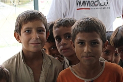 Wieder einmal trifft die Katastrophe primär Kinder. Existenziell! Foto: humedica/Simon Gelzenleuchter