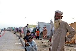 Millionen Menschen campieren in dem riesigen Flutgebiet Pakistans unter freiem Himmel. Foto: humedica/Judith Kühl