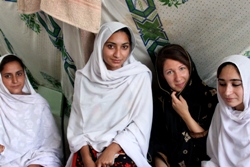 humedica-Koordinatorin Judith Kühl in landestypischer Verschleierung. Foto: humedica/Simon Gelzenleuchter