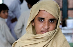 Die Pakistanerin Ranagan hatte bereits vor der Flut kein leichtes Leben, aber die Flut entriss ihr jede weitere Zukunft. Foto: humedica/Judith Kühl