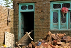 Alles, was nicht niet- und nagelfest war, wurde von den strömenden Wassermassen aus den Hüttern der Bewohner des Dorfes Rajja gerissen. Foto: humedica/Judith Kühl
