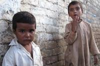 Die Wasser fürchtenden Kinder in Pakistan