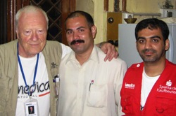 Prof. Dr. Dr. Bernd Domres (links) und Dr. Rashid al Badi (rechts) können auf die Unterstützung von Christopher und vielen weiteren einheimischen Helfern zählen. Foto: