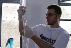 Medizinstudent Ferdinand Hofer ist ein Mitglied des Ersteinsatzteams. Foto: humedica/Rashid Al Badi