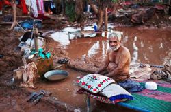 So wie diesem Mann ist es Millionen Menschen im Nordwesten Pakistans ergangen: die Überschwemmungen haben ihnen alles genommen. Foto: ARO Paistan