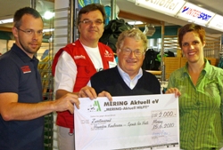 Uwe Steinbrecher (Steinbrecher Schuh+Sport), Eugen Beck (Vorstand Mering Aktuell) und Verena David (von links nach rechts) überreichten im Namen von Mering Aktuell die Spende an humedica-Mitarbeiter Joachim Panhans. Foto: humedica