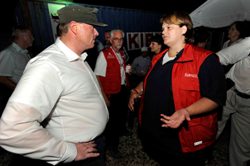 Dirk Niebel im Gespräch mit humedica-Mitarbeiterin Corinna Blume, die den Bundesentwicklungsminister in Haiti traf. Foto: humedica/Jens Großmann