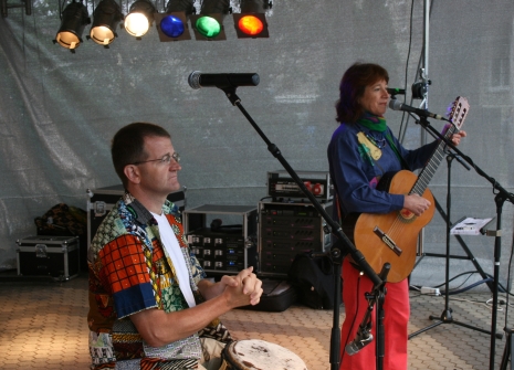 Sie sorgte gemeinsam mit dem Allgäuer Percussionisten Manfred Würzner für tanzbare Klänge aus der Karibik: die haitianische Musikerin TiCorn. Foto: humedica