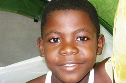 Das Schicksal der vielen Erdbebenopfer und ihrer Angehörigen soll nicht in Vergessenheit geraten. Foto: humedica/Barbara Buchner