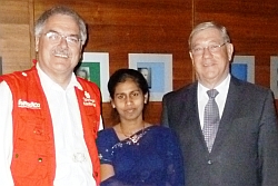 Josef Miller (r.), ehemaliger Landwirtschaftsminister in Bayern übernahm die Schirmherrschaft für zwei Benefizkonzerte, im Bild mit Wolfgang Groß und Ehefrau Selvi. Foto: humedica