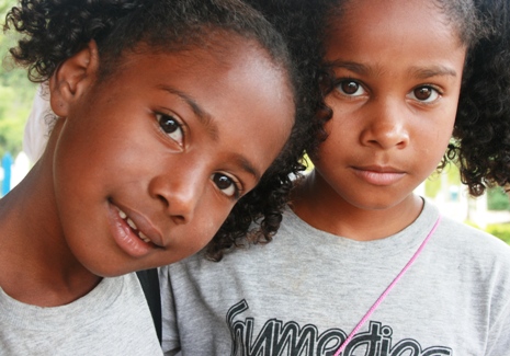 Mit Bildung in eine bessere Zukunft: Karolaine und Caroline können dank deutscher Familienpaten die Schule besuchen, bekommen regelmäßige Mahlzeiten, haben ein Dach an dem Kopf und Kleidung zum Anziehen. Foto: humedica