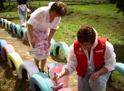 Die Reiseteilnehmer verknüpften Urlaub mit einer guten Tat und halfen bei Malertätigkeiten aus. Foto: humedica/Andrea Trautmann