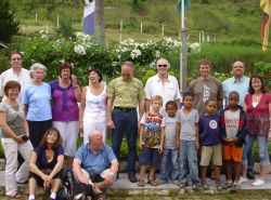 Ehrenamtliche humedica-Helfer und Paten stellen sich in Nova Friburgo einem Gruppenbild. Foto: humedica