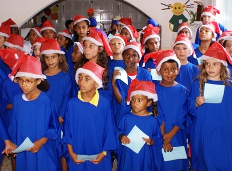 Am Singen hatten die kleinen Mädchen und Jungen viel Freude und wurden mit Applaus belohnt. Foto: humedica