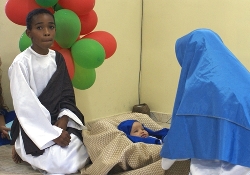 Die Geburt Jesu Christi - ein solches Krippenspiel darf auf einer Weihnachtsfeier nicht fehlen. Foto: humedica