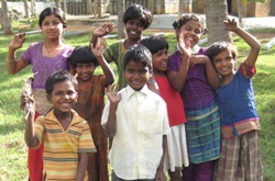 In ihrer freien Zeit können die kleinen Bewohner des Kinderheims ausgelassen auf dem großen Gelände spielen. Foto: humedica/Social Peniel Institute