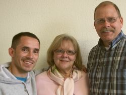 Alban Bytyqi, Cindy und Dr. David Johnson. Foto:humedica/Franziska Baur