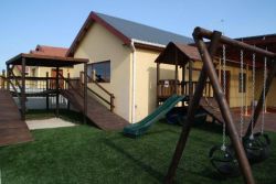 Schaukeln, Rutsche und eine neue Außenrampe bieten den Kindern Möglichkeiten zum Spielen und für Mobilitätsübungen. Foto: Marco Spalke